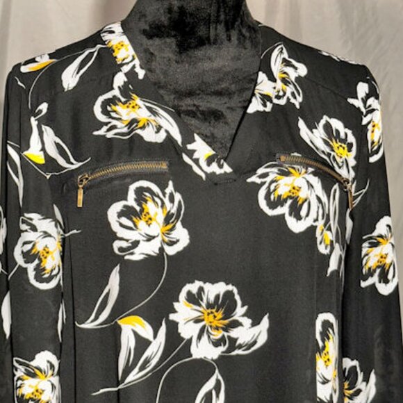 Maurices Black and White Flowered V-neck Blouse, Small - Picture 3 of 8